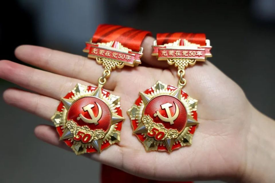 西藏最新50年纪念章回收价值方法分析(最方便真实的西藏50年纪念章价值多少钱方法)